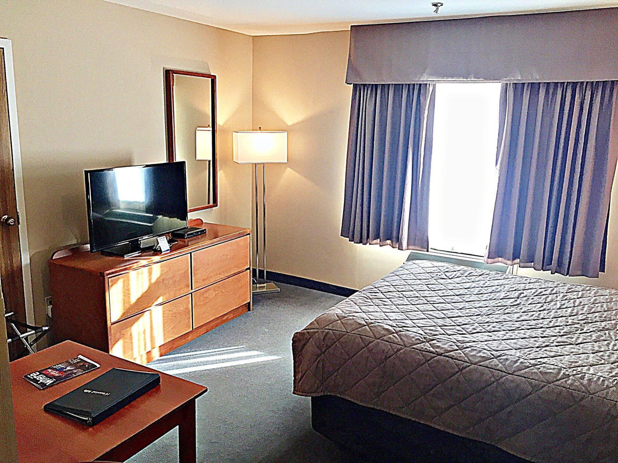 Coastal Inn Dartmouth Екстер'єр фото