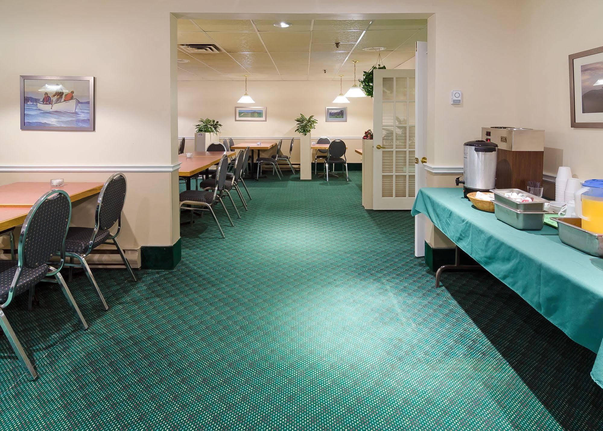 Coastal Inn Dartmouth Екстер'єр фото